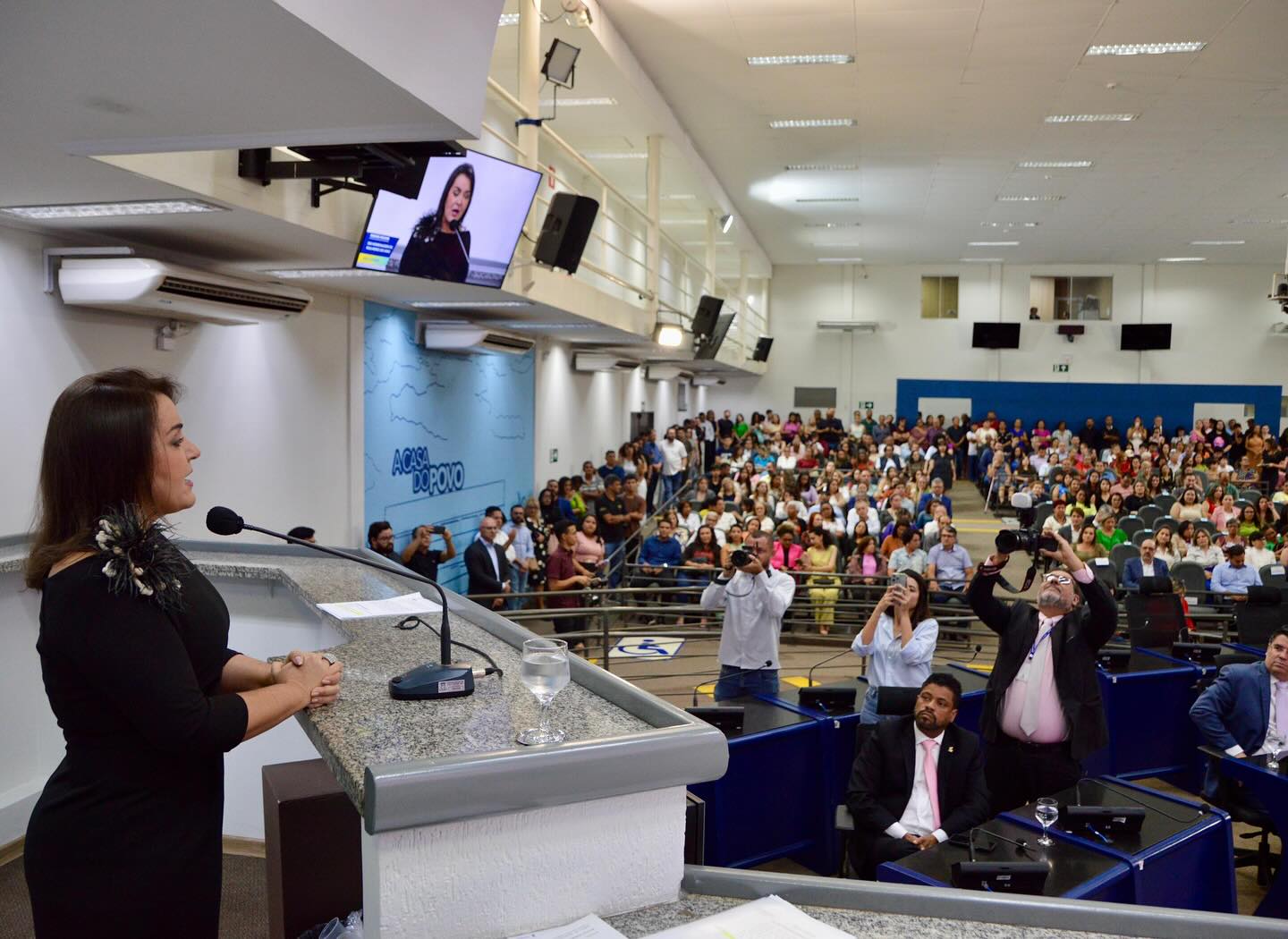 Prefeita Adriane Lopes foi homenageada na Câmara Municipal. 