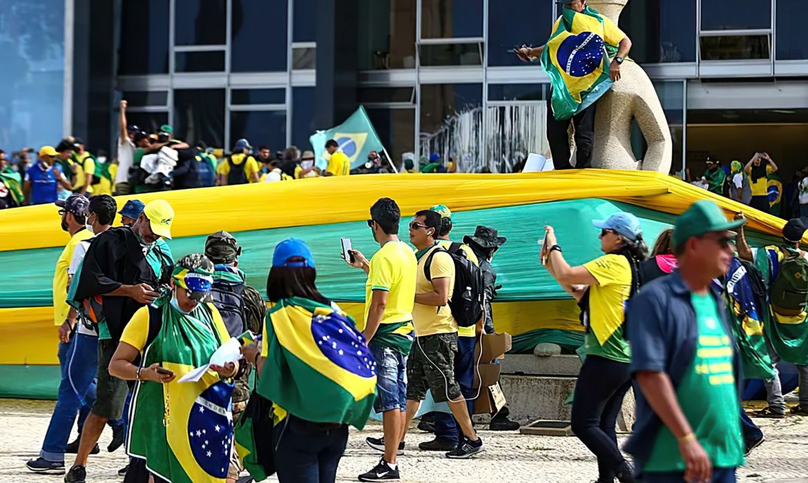 PT pede arquivamento de PL que anistia condenados pelo 8/1 Documento foi apresentado pela presidente do PT, Gleise Hoffmann