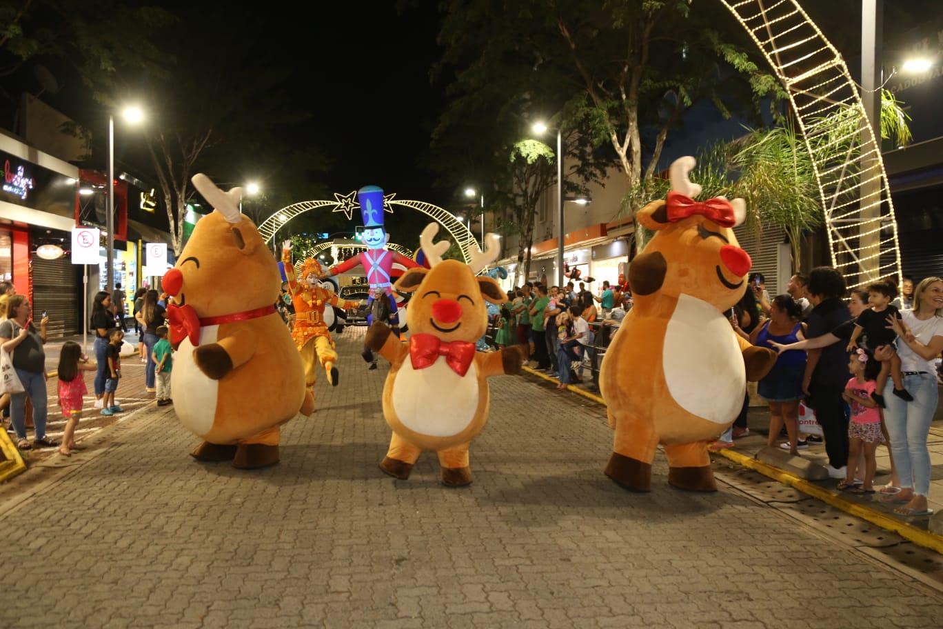 Neste sábado, foi a abertura da Cidade do Natal em Campo Grande. Com a Parada Natalina e o show com Paraty Patatá. 