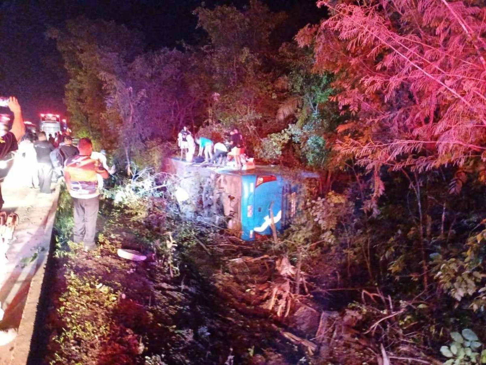 Ônibus com 27 pessoas tomba e deixa 4 feridos, entre eles um idoso e um bebê Acidente ocorreu na madrugada desta quarta-feira (4/12) na BR153