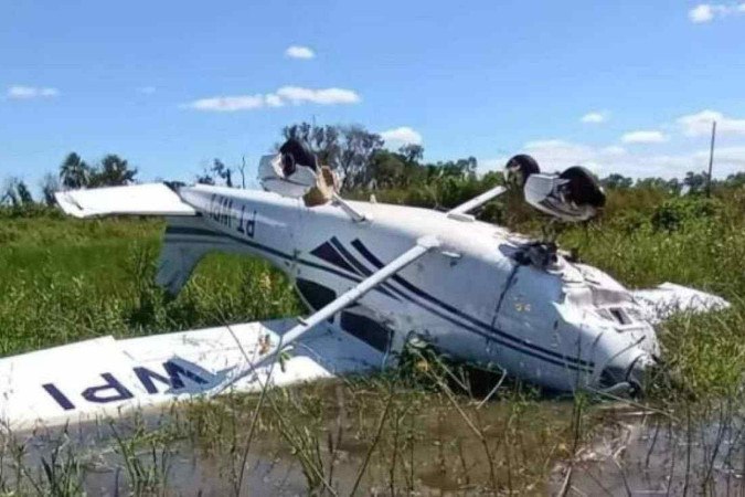 Três pessoas são resgatadas após queda de avião no Pantanal; veja vídeo Passageiros receberam atendimento médico e passam bem. Aeronave caiu em área de difícil acesso na sexta-feira (27/12), mas informação foi divulgada somente neste domingo (29/12)