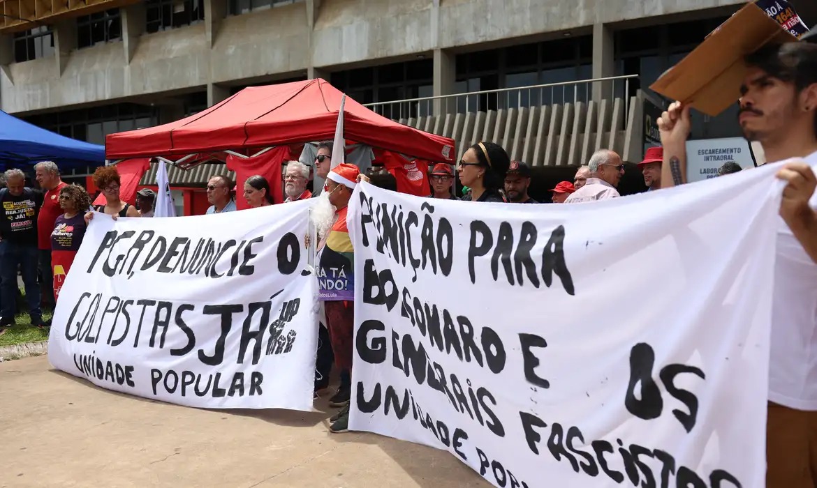 Manifestações protestam contra anistia e retrocesso de direitos Centenas de pessoas saíram às ruas para defender bandeiras em comum