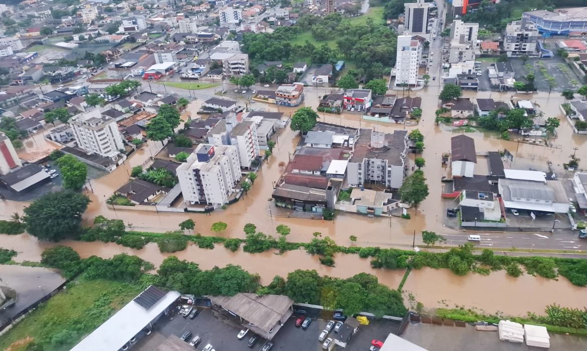 Defesa Civil prevê chuva forte até segunda-feira em Santa Catarina Intensidade deve diminuir entre terça e quarta-feira próximas